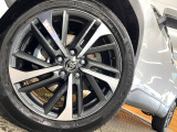【純正18インチアルミホイール】外観にマッチした純正アルミホイールを装着しております。各種社外アルミホイールや、スタッドレスタイヤも取扱いしております。是非ご相談ください♪