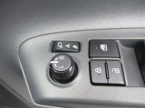 駐車時や狭い道でのすれ違い時に気を使うミラー。電動格納式ドアミラーはそんな時に便利です。