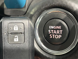 【キーレススタートシステム】カバンやポケットに入れたままでもドアの施錠・解錠が可能なスマートキーを装備。エンジンのオン・オフ時もカギを取り出す必要が無いからとっても便利です♪