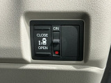 パワースライドドアが付いています。ワンタッチで簡単にお子様でも、お年寄りの方でも、開閉できますからとても便利です。キーレスや車内スイッチでも自動でドアの開閉ができます。