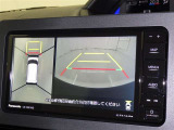 パノラミックビューモニターを装備。駐車場や交差点でクルマを真上から見るように周囲を確認できます。機能の詳細は販売店スタッフまでおたずねください。