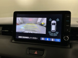 リバースギアに入れるだけで後方の表示へ切り替わります。夜間や雨の日の駐車も楽になりますよ。