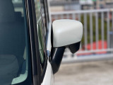 狭い駐車場でも安心。スイッチ操作だけでドアミラーの格納展開が可能。電動格納式リモコンドアミラー!