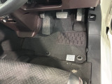 新品の純正フロアマット付きです。ドライブの際に気分良く乗って頂けます。