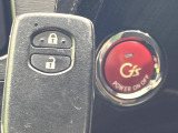 【スマートキー】カバンやポケットに入れたままでもドアの施錠・解錠が可能なスマートキーを装備。エンジンのオン・オフ時もカギを取り出す必要が無いからとっても便利です♪