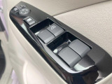 【電動格納ミラー】サイドミラーは電動格納式となっており、狭い駐車場でもキズがつくリスクを抑えられます。