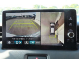 【マルチビューカメラシステム】フロントビューだけでなく、グラウンドビューも表示!自車を上空から見下ろしたような映像が表示されるので、駐車時などにドライバーの死角を減らすことができます。