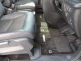 【フロントのフロアマット】前席は純正フロアマット付きです。大きな汚れもなく、使用感も少なめで綺麗な状態です。