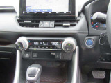 左右独立温度コントロールフルオートエアコンです。運転席、助手席それぞれで独立して温度設定ができます。冷え性の方が乗っても安心ですね♪