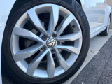 ●純正アルミホイール:輸入車ならではの卓越した走りを支えるホイールと足回りです!日本車の走りに慣れている方にもぜひ体感して頂きたいほど、高いレベルでまとまっています!