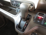手の届きやすい位置にレイアウトされた操作のしやすいインパネシフト◎コンパクト設計で足元もスッキリお使い頂けます◎