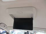 後席モニターもついています!!小さなお子様がいらっしゃるご家庭ではあると助かりますよね〜^^ロングドライブでも退屈させません!!