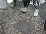 足元回り、フロアマットも、しっかり洗浄しております。