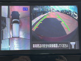 アラウンドビューモニターまるで車を真上から映したような映像で、前後左右の感覚が分かります♪車庫入れや駐車時に大活躍の機能です。