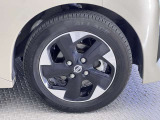 【純正アルミホイール】オシャレな純正アルミホイール付きですので見た目がカッコイイですよ♪