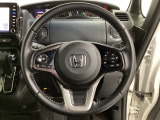 ハンドルにHondaセンシング系のクルーズコントロールやレーンキープアシストなどのスイッチと、オーディオの操作スイッチが装備されています。ハンドルから手を離さず安全に操作できます。