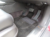 【フロントのフロアマット】前席は純正フロアマット付きです。大きな汚れもなく、使用感も少なめで綺麗な状態です。