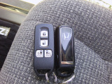 スマートキー付。キーを取り出さなくてもドアロックの施錠・開錠、エンジンの始動が出来ます。雨の日や荷物の多い日にとても便利ですね。
