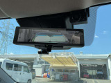 車体の後部にカメラがついていて、その映像がルームミラー内のモニターに表示します。人や荷物などで視界が遮られた時なども確認がしやすいです。
