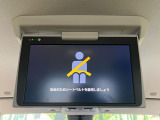 【フリップダウンモニター】大画面モニターで後席でもエンタメをお楽しみいただけます。小さなお子様にも大人気の装備です♪