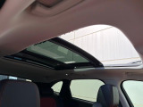 【電動パノラミックルーフ】車内に気持ちいい自然光が差し込み、頭上に広がる風景をお楽しみいただけます。快適な車内温度を維持し日差しから乗員とインテリアを守るダークカラーのガラス。電動ブラインド付き!