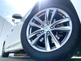 【純正18インチアルミホイール】外観にマッチした純正アルミホイールを装着しております。各種社外アルミホイールや、スタッドレスタイヤも取扱いしております。是非ご相談ください♪