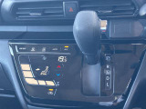 オートエアコンで温度調整も楽チン!四季を問わず快適に運転することが出来ます。