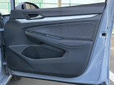 フロントドアトリム。ドアポケットにはペットボトルも置けるスペースが確保されています。