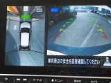 空から見下ろすような視点で、スムーズな駐車と安全確認をサポートする「アラウンドビューモニター」付です。