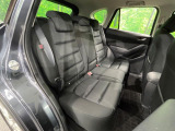 後部座席も気になるようなキズ・汚れやへたり等、大きなダメージはなく、良好な状態です。