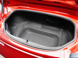 トランクスペースは幌の開閉により変動することなく、必要充分な容量となっています。
