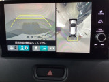 マルチビューカメラシステム搭載車です。お車の周囲を全方位でカバーします。後方・前方・両脇と、コンディションが悪い視界でもカラーモニターに映し出した映像がドライバーをサポートします。