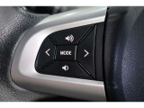 運転中にステアリングから手を離さなくてもオーディオ操作が出来るスイッチを装備しています。走行中に視線を逸らさず出来る手元操作は安全運転につながります。