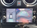 アラウンドビューモニターを装備!駐車の際にナビ画面に車を真上から捉えた映像が映ります。駐車の時とても便利です♪ナビのモニターに映るので大きく見やすいですね!