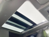 【サンルーフ】開放感たっぷりの希少装備、サンルーフが装着されています!車内に明かりを取り入れたり景色を楽しむ以外にも、車内の空気も簡単に換気できて快適です!