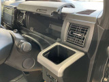 【運転席前収納】小物などを収納するのに大変便利です。