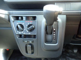 シフトとエアコンです。ダイヤル式のマニュアルエアコンになります。シンプルで使いやすい!