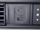 エアコン操作パネルの左側に、スマートフォンなどの充電可能なUSB端子と、音源などの外部入力の可能なUSB端子がついています。移動中に充電もできるので便利です。