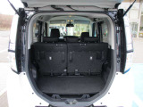 ラゲッジスペースも必要十分なスペースを確保しております♪ちょっとした荷物や洗車道具セットなど常備しておきたい物を積んでおけます♪