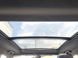 ●サンルーフ:開放感たっぷりの希少装備、サンルーフが装着されています!車内に明かりを取り入れたり景色を楽しむ以外にも、車内の空気も簡単に換気できて快適です!