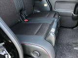 後部座席に置いた荷物が滑り落ちないストッパーにオットマンが変身。