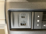 エアコン操作パネルの左側に、スマートフォンなどの充電可能なUSB端子と、音源などの外部入力の可能なUSB端子がついています。移動中に充電もできるので便利です。
