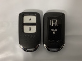 スマートキーを装備しています。鍵を差し込むことなくドアロックの開け閉めと、スタートボタン操作でのエンジンスタートができます。スペアキーも同じものを用意しております。