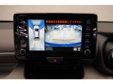 パノラミックビューモニター付きです。車両を上から見たような映像をディスプレイオーディオ画面に表示。運転席からの目視だけでは見にくい、車両周辺の状況をリアルタイムでしっかり確認できます。