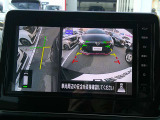 【アラウンドビューモニター】空から見下ろすような視点で、スムースな駐車と安全確認をサポートします。