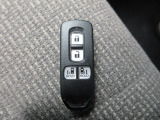 スマートキー付。キーを取り出さなくてもドアロックの施錠・開錠、エンジンの始動が出来ます。雨の日や荷物の多い日にとても便利ですね。