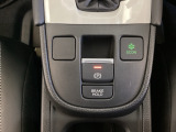セレクトレバーの下に電子制御パーキングブレーキがあります。スイッチひとつで、停車した地点の傾斜などをシステムが検知・判断してブレーキ力を自動的に最適制御し、しっかり停車できるパーキングシステムです。