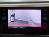 ギアをリバースに入れると車両後方の映像を映し出します。画面にはガイドラインが表示され、車庫入れや縦列駐車などの際に安全確認をサポートします。