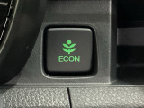 ECON モードをON にするとアクセルペダルの動きに対するエンジンの反応とエアコンの制御を切り換えることで、燃費のいい運転をするドライバーがペダルを踏んだ時と同じようにエンジンを制御します。