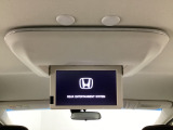 天井にリア席モニターが付いています。ナビゲーションで再生しているDVD等の映像を、後部座席の方にご覧いただくことができます。お子様にも大人気です。